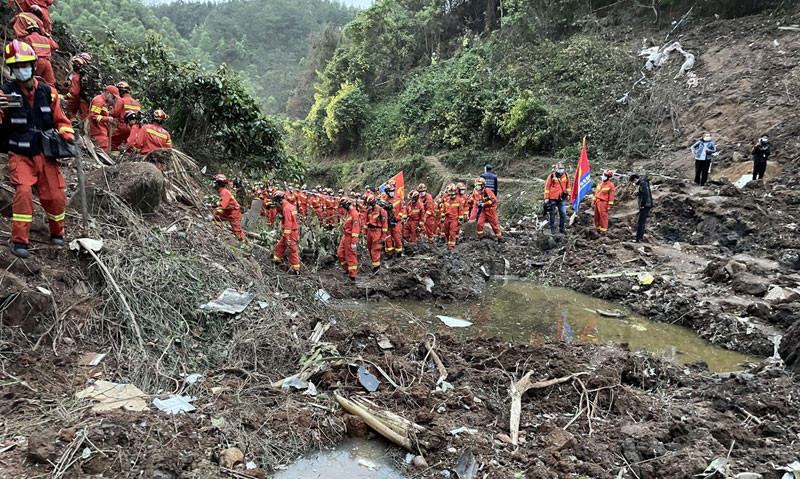 Nỗ lực tìm kiếm hộp đen của chiếc máy bay trong điều kiện địa hình và thời tiết không thuận lợi. (Ảnh: Nhân Dân Nhật báo)