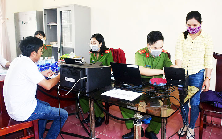 Công an huyện Đất Đỏ (Bà Rịa-Vũng Tàu) làm thủ tục cấp căn cước công dân gắn chíp lưu động cho người dân tại xã Phước Long Thọ. Ảnh: PHƯỚC AN