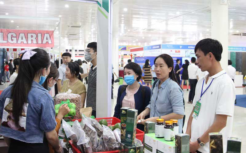 Khách tham quan, mua sắm tại Hội chợ