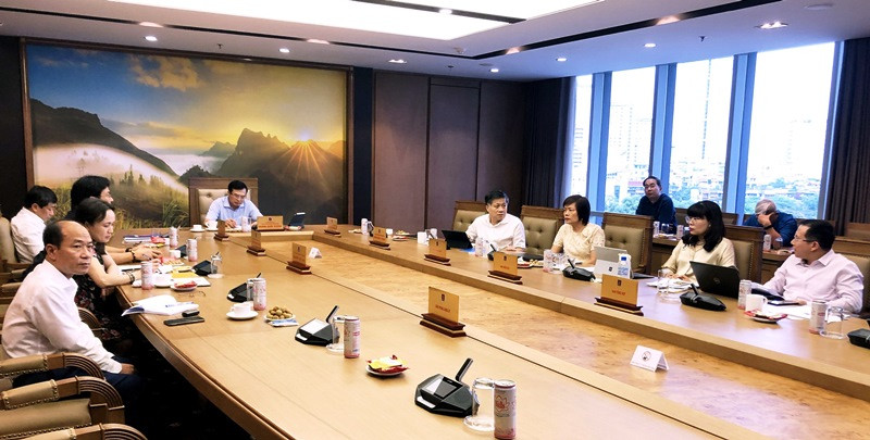 Chủ tich HĐTV Petrovietnam Hoàng Quốc Vượng cùng các đồng chí lãnh đạo Tập đoàn tham dự cuộc họp.