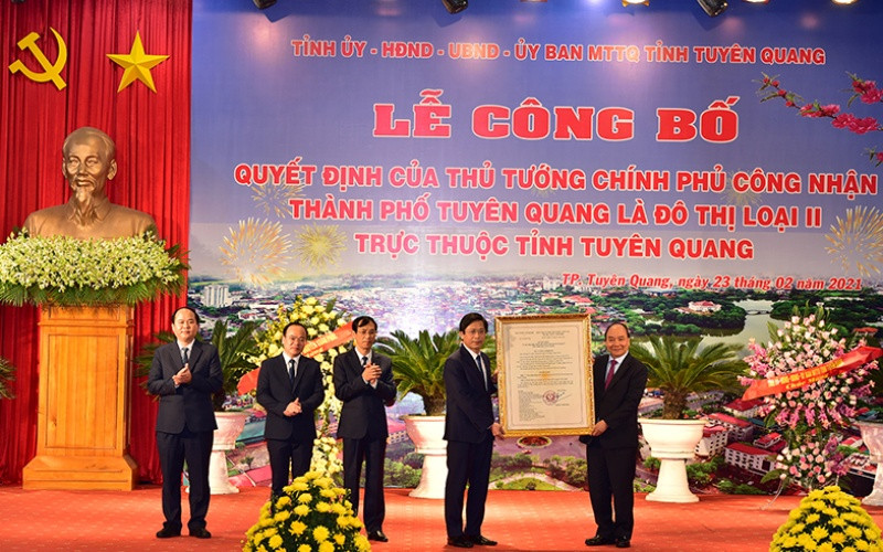 Thủ tướng Chính phủ Nguyễn Xuân Phúc đã trao quyết định công nhận thành phố Tuyên Quang là đô thị loại II, trực thuộc thành phố Tuyên Quang.