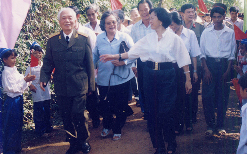 Đại tướng Võ Nguyên Giáp trong chuyến về thăm quê hương ở làng An Xá, xã Lộc Thủy, huyện Lệ Thủy (Quảng Bình).Ảnh: TRỌNG THÁI