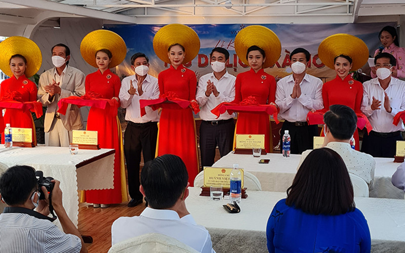 Nghi thức cắt băng khai trương Tàu du lịch Xà No.