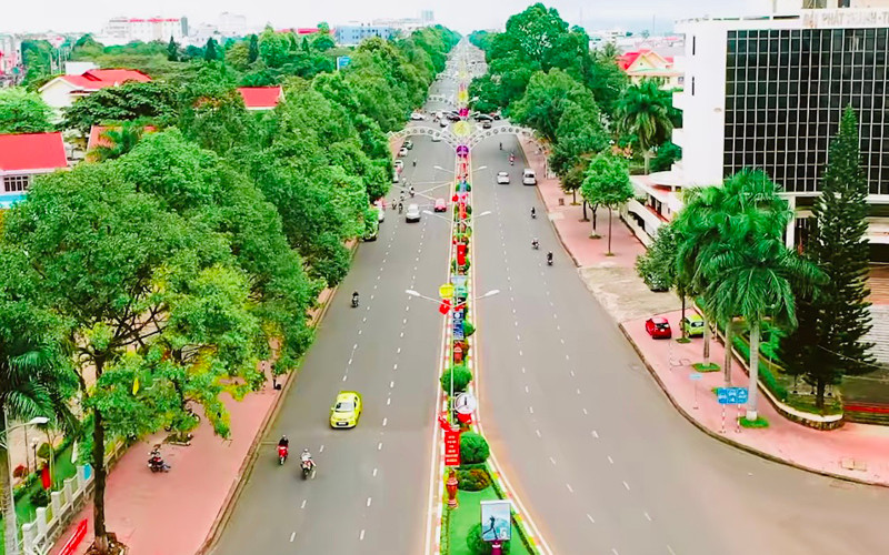 Một tuyến đường trung tâm của thành phố Buôn Ma Thuột thưa thớt người qua lại trong những ngày giãn cách xã hội theo Chỉ thị 16 của Thủ tướng Chính phủ. 