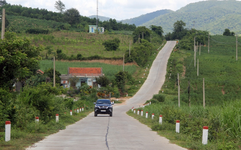 Con đường bê-tông dài 12 km, rộng 6,5m chạy qua các triền đồi ở Cù Lúi.