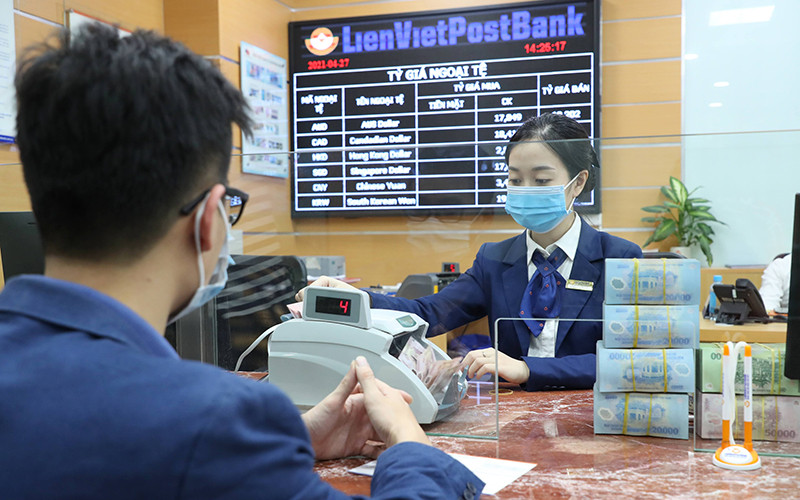 Nhiều lãnh đạo cấp cao LienVietPostBank đăng ký mua mạnh cổ phiếu LPB