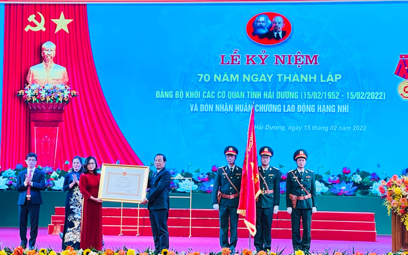 Thừa ủy quyền của Chủ tịch nước, Phó Bí thư Tỉnh uỷ Hải Dương trao tặng Đảng ủy Khối các cơ quan tỉnh Hải Dương Huân chương Lao động hạng Nhì.