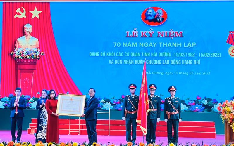 Thừa ủy quyền của Chủ tịch nước, Phó Bí thư Tỉnh uỷ Hải Dương trao tặng Đảng ủy Khối các cơ quan tỉnh Hải Dương Huân chương Lao động hạng Nhì.