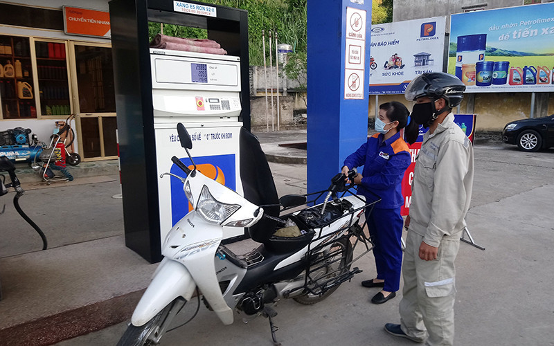 Khách mua xăng tại cửa hàng xăng dầu Petrolimex 19, TP Cao Bằng, tỉnh Cao Bằng.