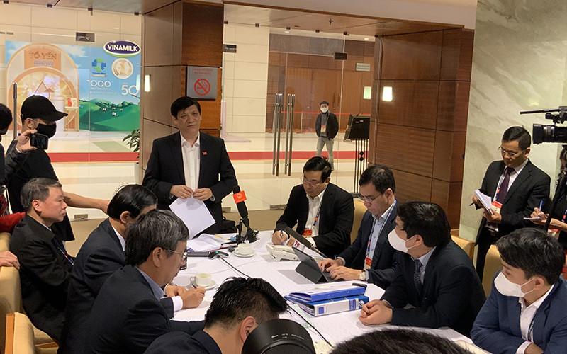 Bộ trưởng Y tế Nguyễn Thanh Long báo cáo Thủ tướng Chính phủ về công tác phòng, chống dịch Covid-19.