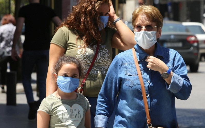 Người dân đeo khẩu trang phòng dịch Covid-19 tại Beirut, Lebanon. (Ảnh: REUTERS)