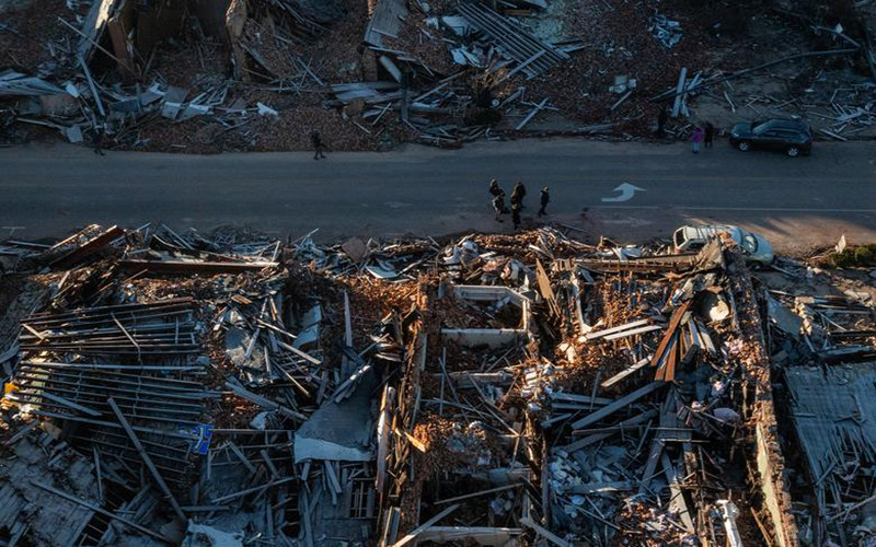 Lực lượng cứu nạn đang chạy đua với thời gian để tìm kiếm những người mất tích. (Ảnh: Reuters)