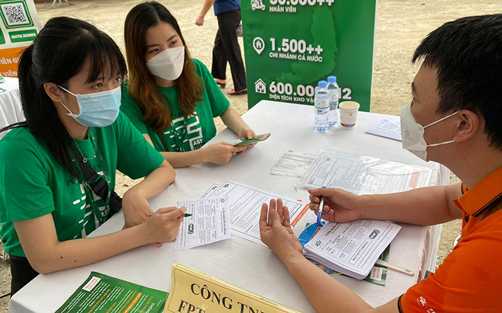 Phiên giao dịch việc làm lưu động tại huyện Mê Linh, Hà Nội vào tháng 5/2022 (Ảnh: HCES).