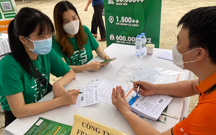 Phiên giao dịch việc làm lưu động tại huyện Mê Linh, Hà Nội vào tháng 5/2022 (Ảnh: HCES).