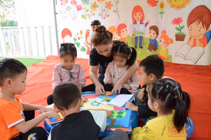 Cô và trò Trường mầm non xã Tân Lĩnh, huyện Lục Yên, tỉnh Yên Bái trong giờ học ghép hình.