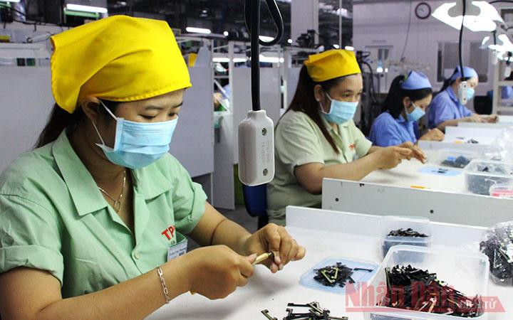 Sản xuất linh kiện điện thoại tại doanh nghiệp có vốn đầu tư nước ngoài trong KCN ở Bình Dương. (Ảnh: Mai Xuân)