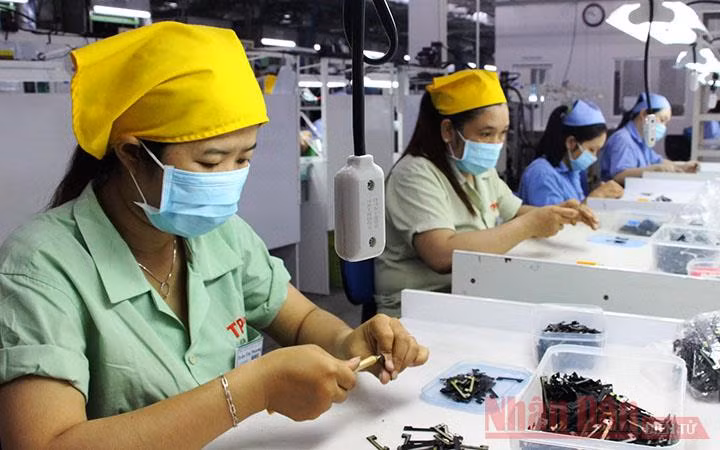 Sản xuất linh kiện điện thoại tại doanh nghiệp có vốn đầu tư nước ngoài trong KCN ở Bình Dương. (Ảnh: Mai Xuân)