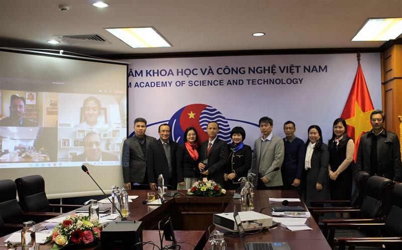 Các nhà khoa học của Viện Hàn lâm KH-CN Việt Nam tại lễ trao giải trực tuyến.