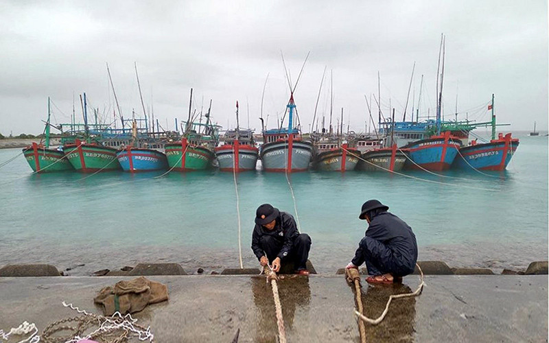 Cán bộ, nhân viên Trung tâm dịch vụ hậu cần - kỹ thuật đảo Sinh Tồn hỗ trợ ngư dân neo đậu tàu. Ảnh: ÐÌNH HOÀNG