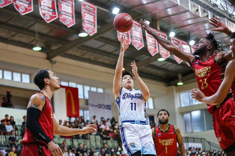 Thành Đạt (Nha Trang Dolphins) lên rổ tấn công.