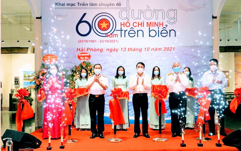 Lễ khai mạc triển lãm “Biển, đảo và người chiến sĩ Hải quân - Truyền thống Đường Hồ Chí Minh trên biển”.
