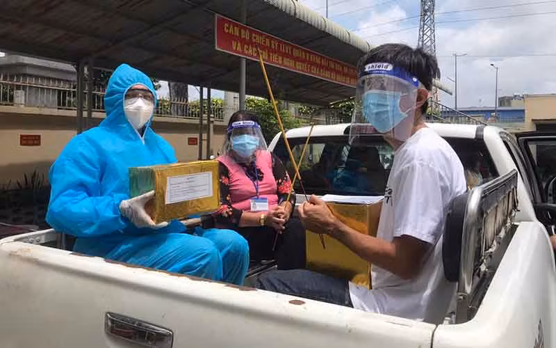 Phóng viên Báo Nhân Dân đưa cốt người mất về nhà tại phường 1, quận 6, TP Hồ Chí Minh.