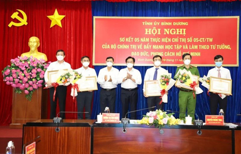 Tập thể và cá nhân nhận Bằng khen của Thủ tướng Chính phủ về thành tích xuất sắc trong học tập và làm theo Bác.