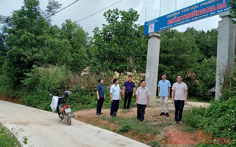 Đường bê-tông được xây dựng đến điểm trường Nà Bả, phát triển sự nghiệp giáo dục ở địa phương.