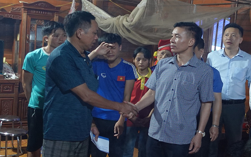 Lãnh đạo UBND huyện Nậm Pồ thăm hỏi, động viên người thân của 2 nạn nhân tử vong do sạt lở đất.