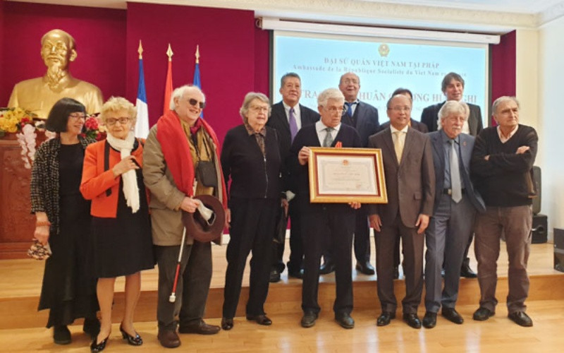 Lễ trao Huân chương Hữu nghị của Chủ tịch nước Cộng hòa xã hội chủ nghĩa Việt Nam tặng ông Alain Dussarps, Phó Chủ tịch Hội Hữu nghị Pháp - Việt Nam.