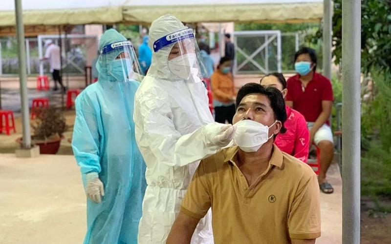 Bác sĩ Trần Thị Ngọc Bích lấy mẫu xét nghiệm cho người dân.