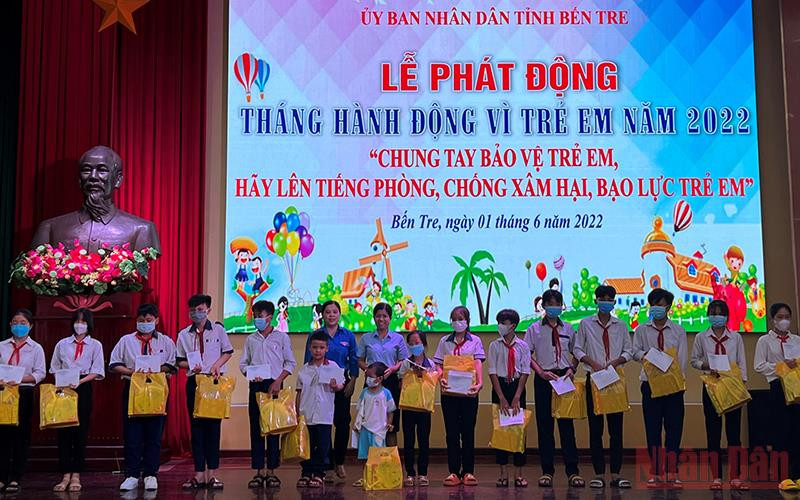 Lãnh đạo tỉnh Bến Tre trao quà cho trẻ em có hoàn cảnh đặc biệt khó khăn trên địa bàn.