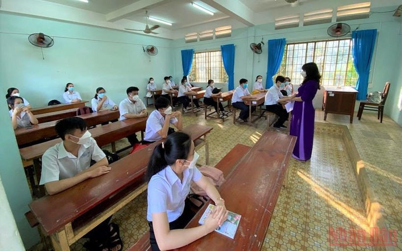 Học sinh Trường THPT Thống Nhất A, huyện Trảng Bom (Đồng Nai) trở lại học trực tiếp từ sáng 22/11. (Ảnh: THIÊN VƯƠNG)