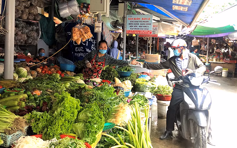 Người tiêu dùng mua rau củ tại chợ Nghĩa Tân (quận Cầu Giấy, Hà Nội).