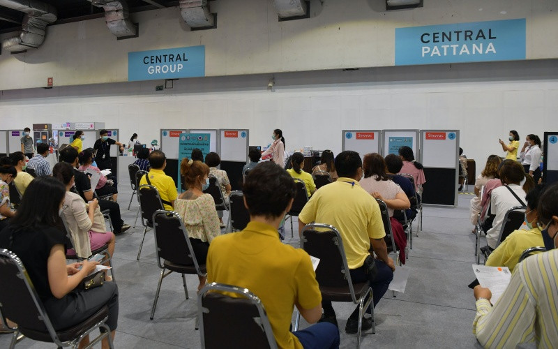 Người dân chờ tiêm vaccine tại một điểm tiêm chủng ở thủ đô Bangkok.