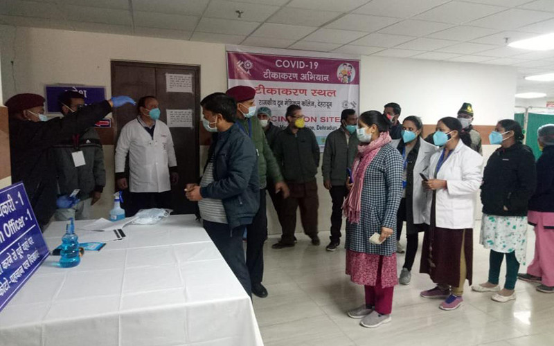 Người dân Ấn Độ xếp hàng chờ tiêm vắc-xin ngừa Covid-19. Ảnh THE INDIAN EXPRESS