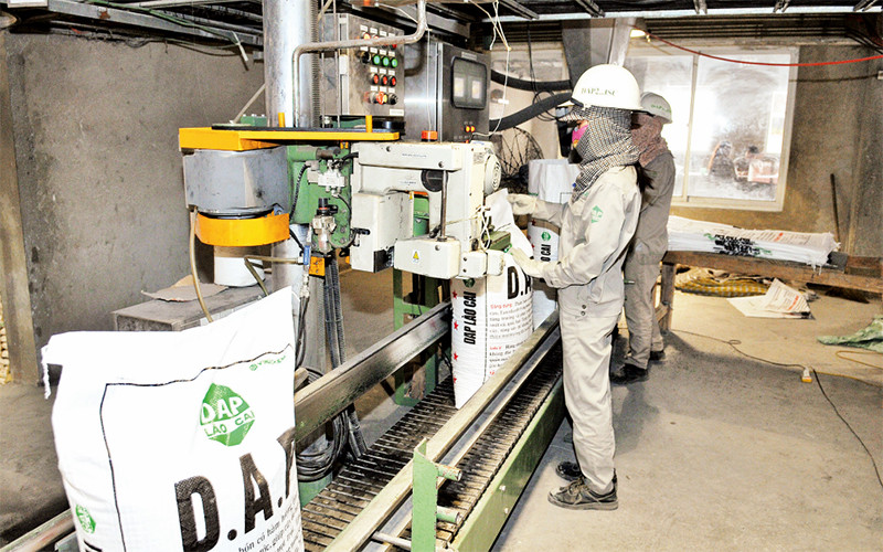 Dây chuyền đóng gói sản phẩm phân bón tại nhà máy DAP Lào Cai. Ảnh: NGUYỄN ĐĂNG