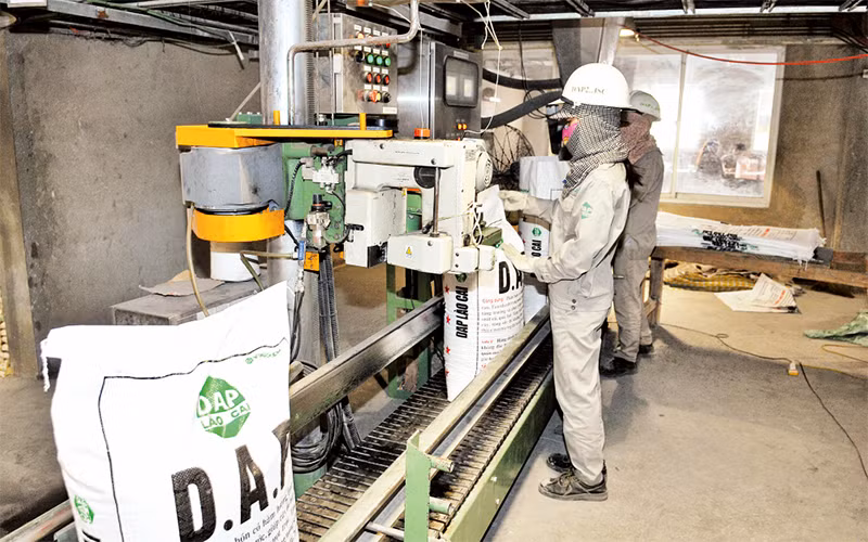 Dây chuyền đóng gói sản phẩm phân bón tại nhà máy DAP Lào Cai. Ảnh: NGUYỄN ĐĂNG