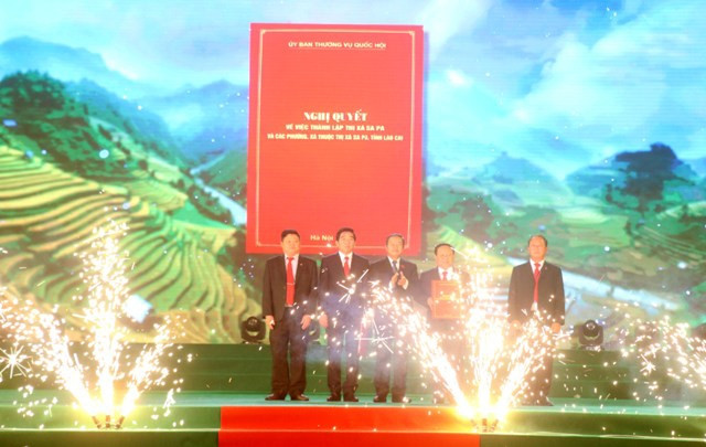 Quang cảnh Lễ công bố thành lập thị xã Sa Pa, tối ngày 28-12-2019.