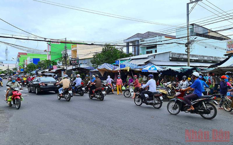 Hoạt động đi lại, mua sắm của người dân TP Cà Mau gần như bình thường lại vào chiều 16/10. 