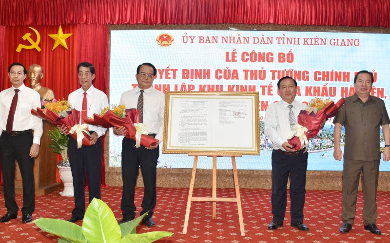 Đồng chí Mai Văn Huỳnh (phải), Phó Bí thư Thường trực Tỉnh ủy, Chủ tịch HĐND tỉnh Kiên Giang trao Quyết định của Thủ tướng Chính phủ về thành lập khu kinh tế cửa khẩu Hà Tiên cho lãnh đạo Ban Quản lý khu kinh tế. 