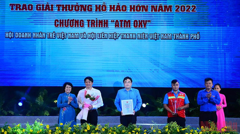 Trao giải cho các đơn vị đạt giải thưởng Hồ Hảo Hớn năm 2021.