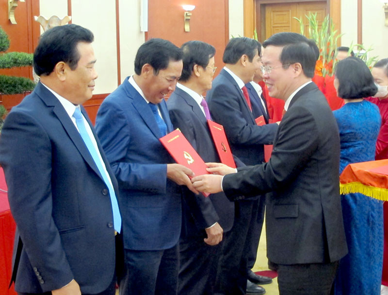 Đồng chí Võ Văn Thưởng trao quyết định nghỉ hưu cho các đồng chỉ Ủy viên Trung ương Đảng không tái cử khóa XIII.