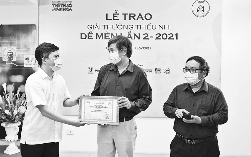 Ban tổ chức trao giải Khát vọng Dế Mèn cho nhà văn Bình Ca. (Ảnh do Ban tổ chức cung cấp)