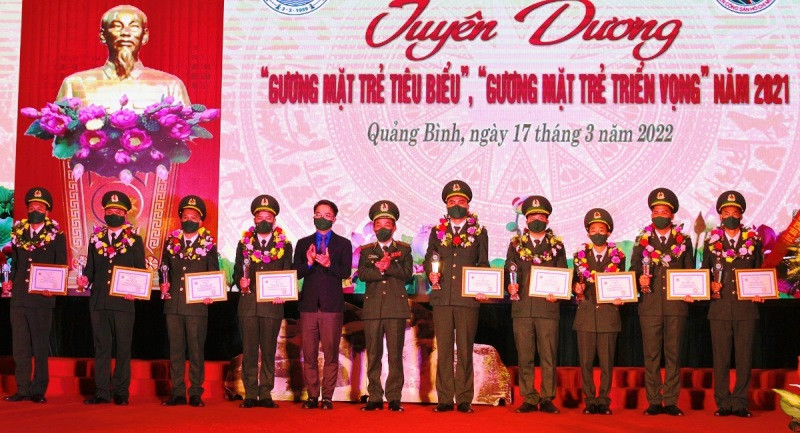 Các đại biểu trao thưởng cho 10 “Gương mặt trẻ tiêu biểu” của Bộ đội Biên phòng.