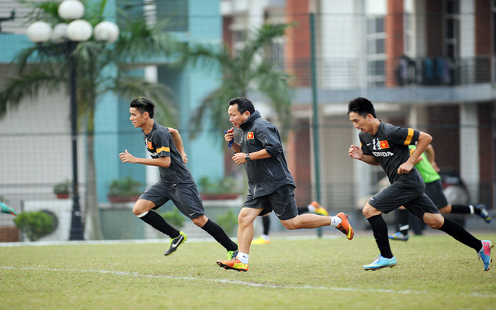 Việc thiếu cơ chế đào tạo và chính sách hướng nghiệp rõ ràng đang làm khó các VĐV khi giã từ sự nghiệp thi đấu. Trong ảnh: Cựu cầu thủ bóng đá Hoàng Văn Phúc (giữa), nguyên Huấn luyện viên trưởng ĐTQG Việt Nam, hiện là Giám đốc kỹ thuật Câu lạc bộ Hà Nội. Ảnh: TRẦN HẢI