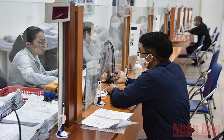 Lao động tìm hiểu thông tin tại Trung tâm Dịch vụ việc làm Hà Nội. (Ảnh: Minh Duy)