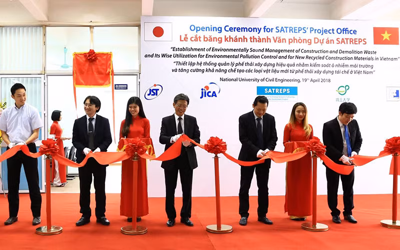 Khánh thành Văn phòng dự án JST-JICA SATREPS về quản lý và tái chế rác thải xây dựng, tháng 4/2018. (Ảnh: JICA Việt Nam cung cấp)