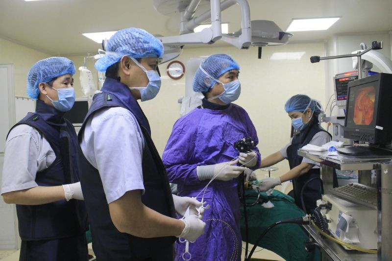 Nội soi mật tụy ngược dòng lấy sỏi cứu bệnh nhân 91 tuổi