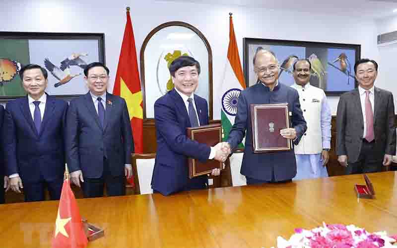 Chủ tịch Quốc hội Vương Đình Huệ và Chủ tịch Hạ viện Ấn Độ Om Birla chứng kiến lễ ký. (Ảnh: TTXVN)